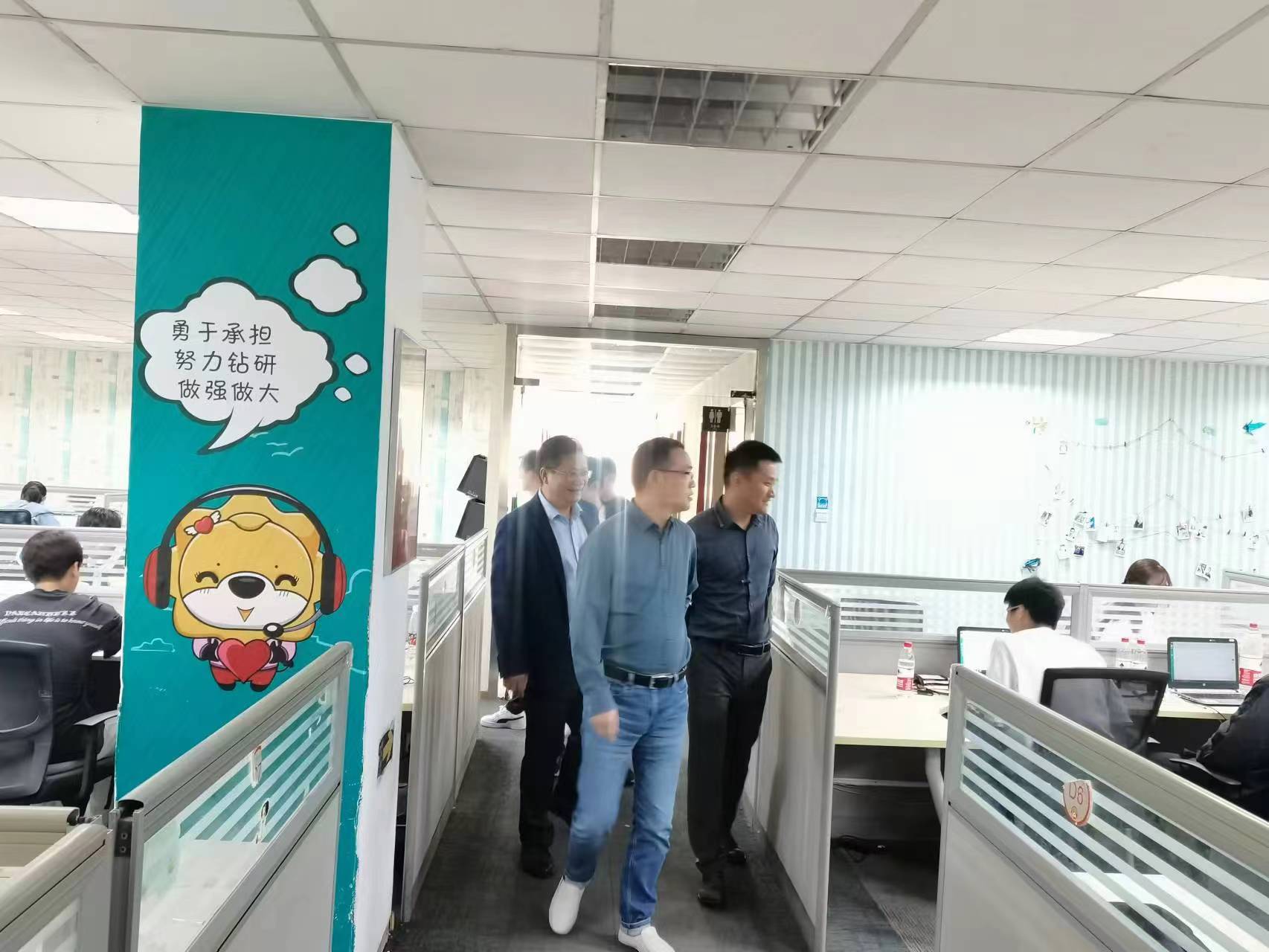 回訪企業(yè)實習(xí)學(xué)生，關(guān)懷職業(yè)成長道路