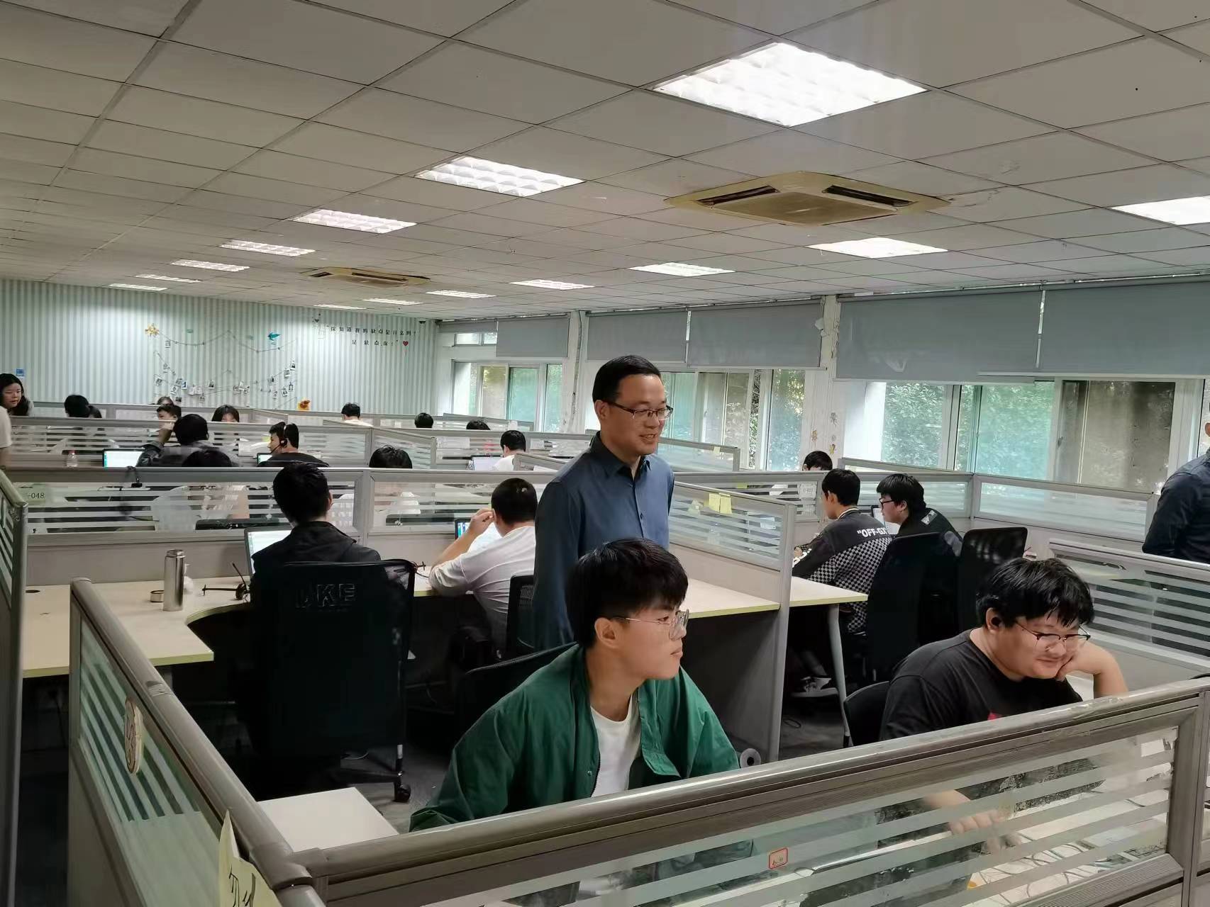 回訪企業(yè)實習(xí)學(xué)生，關(guān)懷職業(yè)成長道路