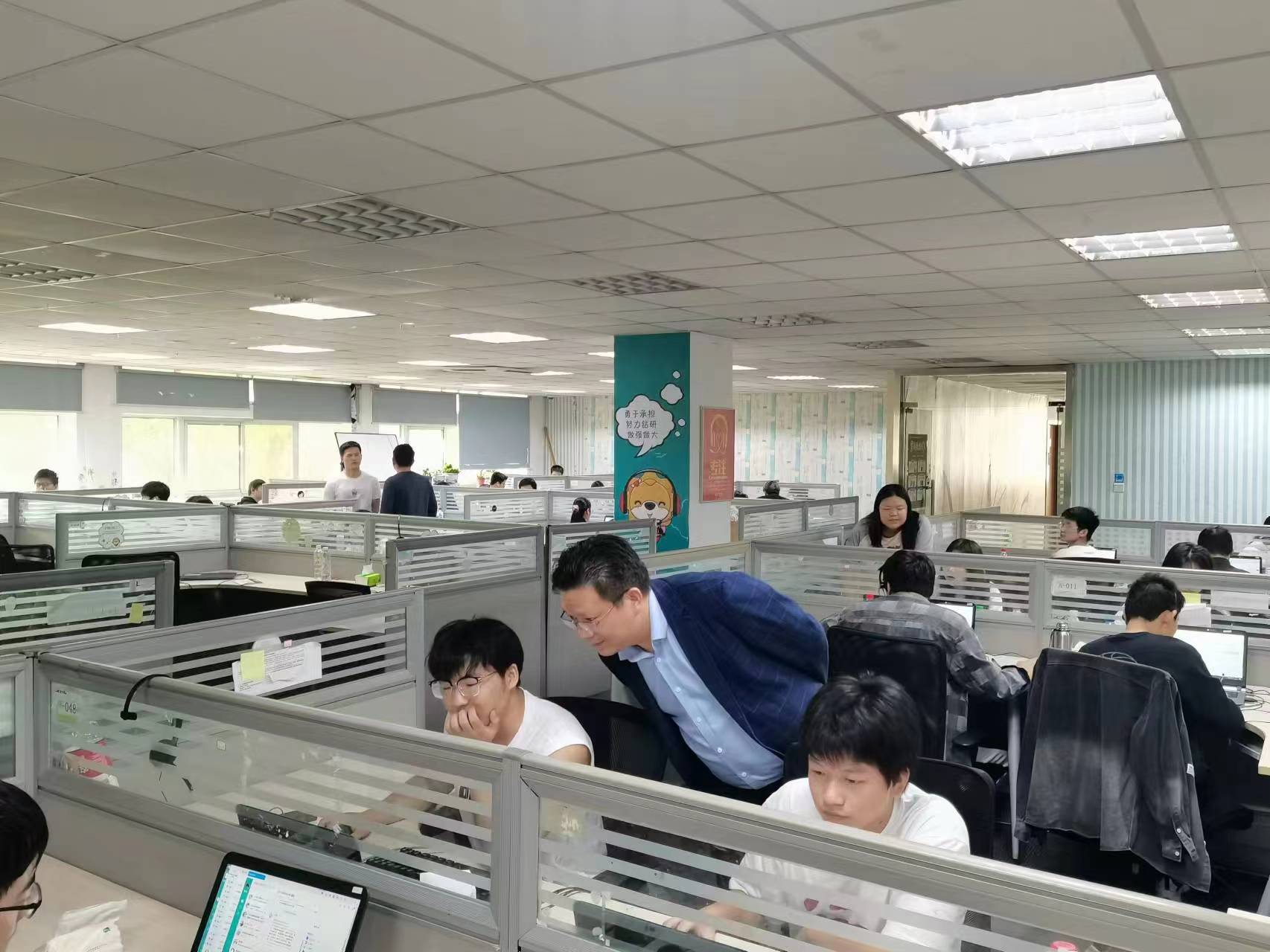 回訪企業(yè)實習(xí)學(xué)生，關(guān)懷職業(yè)成長道路