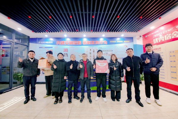 南京新華吳元紅校長(zhǎng)晚間慰問查寢，并為學(xué)生送關(guān)懷！
